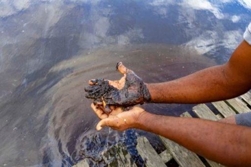 Óleo vaza na Baía de Guanabara