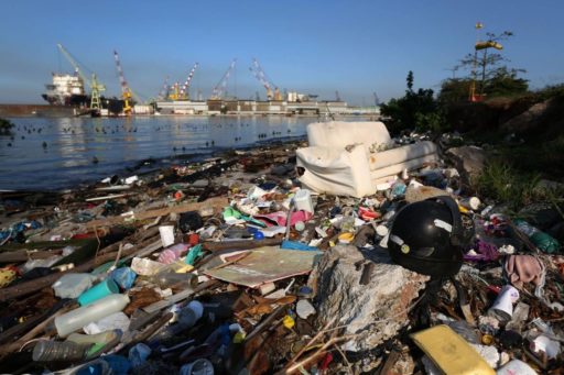 Baía de Guanabara poluída faz mal à saúde e ao bolso